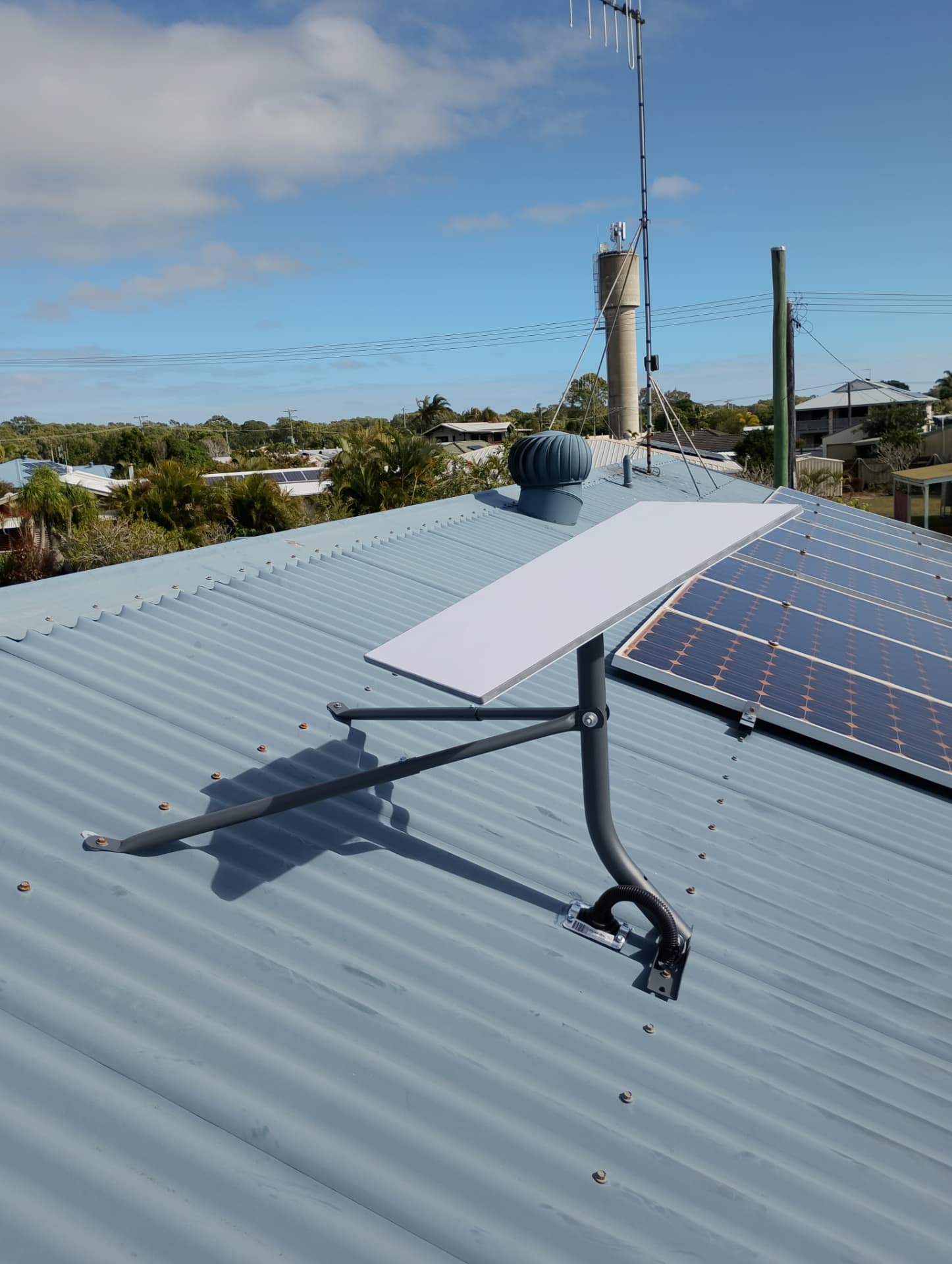 Starlink mounted clear of solar panels
