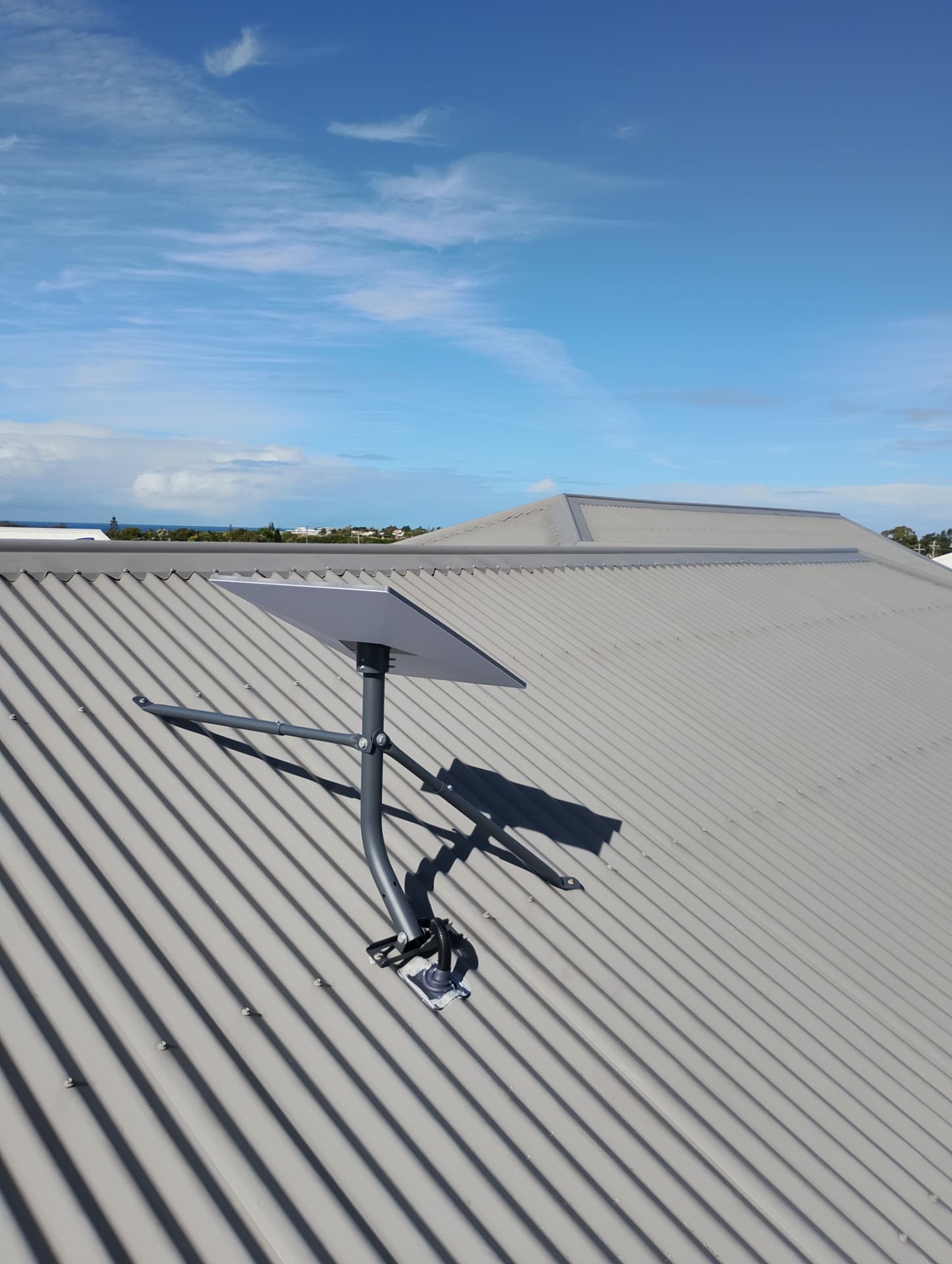 Roof mount with weather-sealed cable entry